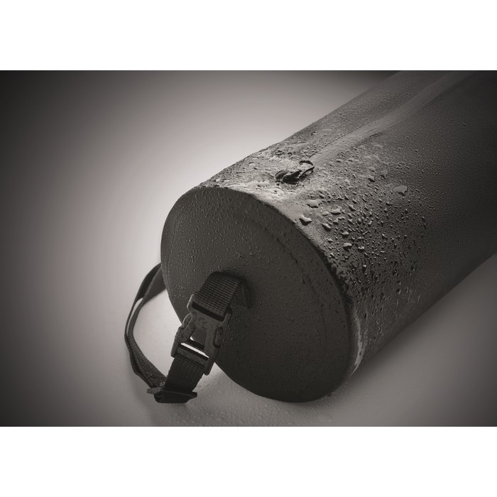 Bolsa de deporte en forma cilíndrica de RPET con tirantes desmontables color negro segunda vista fotografía Bolsa de deporte en forma cilíndrica de RPET con tirantes desmontables color negro segunda vista fotografía