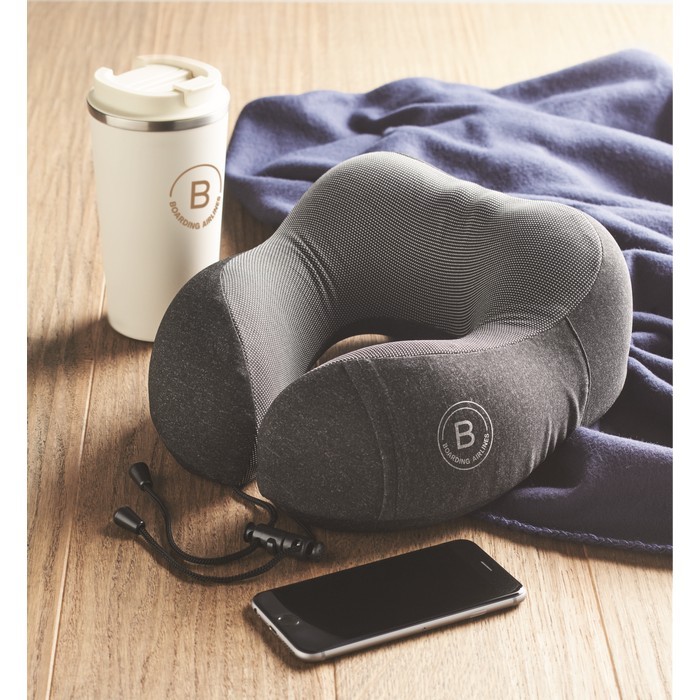 Almohada de viaje con bolsa ajustable color gris oscuro vista bodegón principal Almohada de viaje con bolsa ajustable color gris oscuro vista bodegón principal