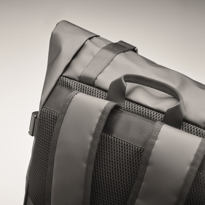 Mochila de lona con cierre roll top y acolchado en diferentes partes color negro vista fotografía septima vista