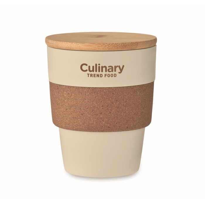 Vaso de plástico reciclado con cinta de corcho y tapa de bambú 300ml color beige vista principal Vaso de plástico reciclado con cinta de corcho y tapa de bambú 300ml color beige vista principal