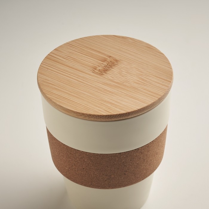 Vaso de plástico reciclado con cinta de corcho y tapa de bambú 300ml color beige vista fotografía segunda vista Vaso de plástico reciclado con cinta de corcho y tapa de bambú 300ml color beige vista fotografía segunda vista