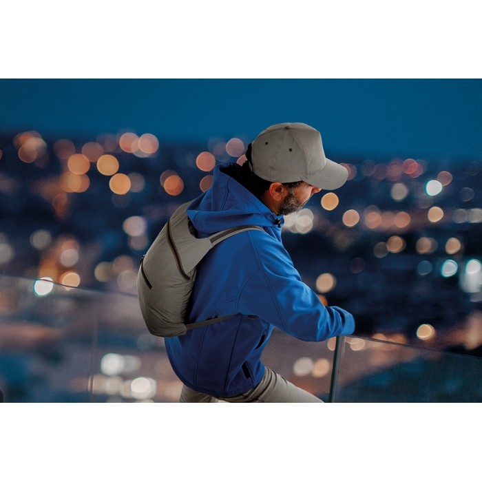 Gorra de béisbol de poliéster 190T reflectante talla 7 1/4 color plateado mate vista bodegón