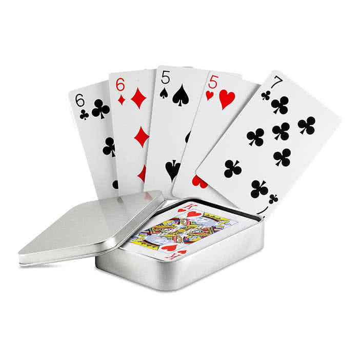 Baraja cartas en caja metal personalizada color Plateado Mate cuarta vista Baraja cartas en caja metal personalizada color Plateado Mate cuarta vista