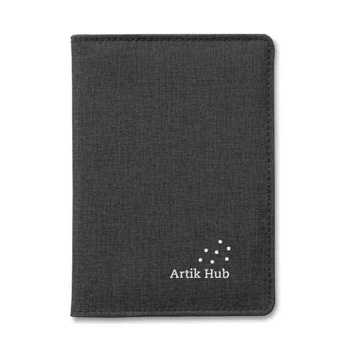 Cartera con espacio para llevar el pasaporte color negro cuarta vista con logo Cartera con espacio para llevar el pasaporte color negro cuarta vista con logo