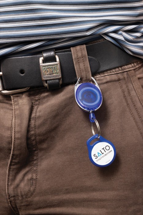 Llavero de ABS reciclado y zinc con cordón y mosquetón sujetador color azul vista de ambiente Llavero de ABS reciclado y zinc con cordón y mosquetón sujetador color azul vista de ambiente