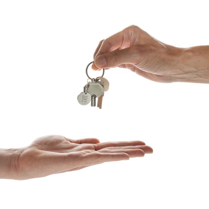 Llavero de zinc reciclado con llave de radiador y moneda de carro color plateado