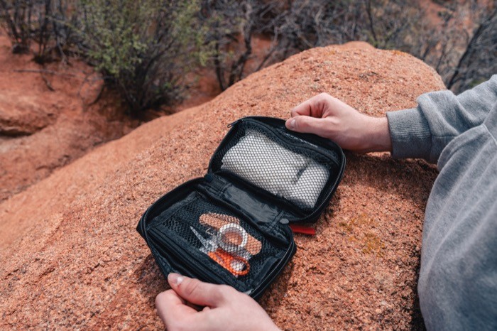 Botiquín personalizado nobuk para primeros auxilios con 24 accesorios color negro