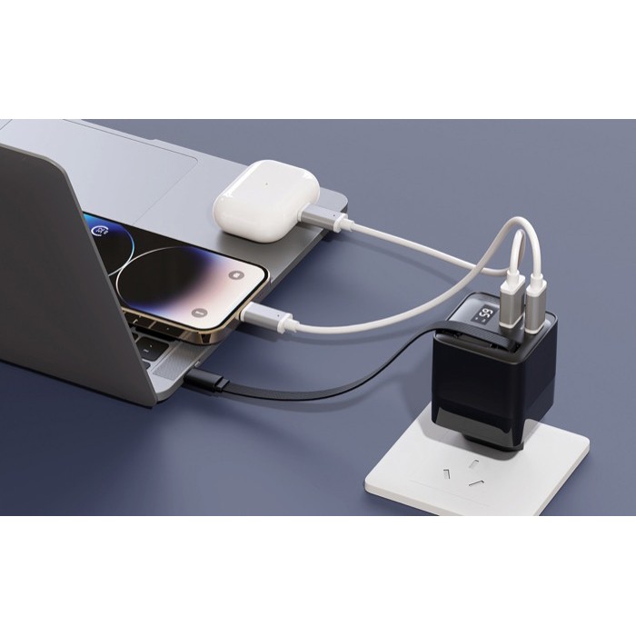 Cargador rápido GaN ecológico con cable retráctil de 80cm 65W color negro vista de ambiente