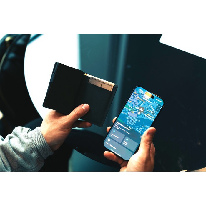 Cartera de poliéster con rastreador conectado con Find My color negro vista de ambiente Cartera de poliéster con rastreador conectado con Find My color negro vista de ambiente