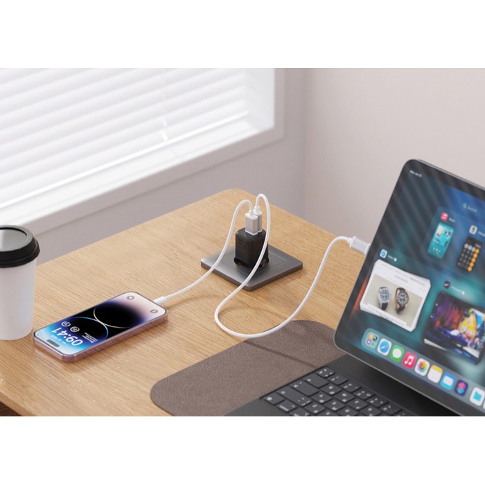 Cargador doble de plástico reciclado con enchufe europeo 20W color negro vista de ambiente