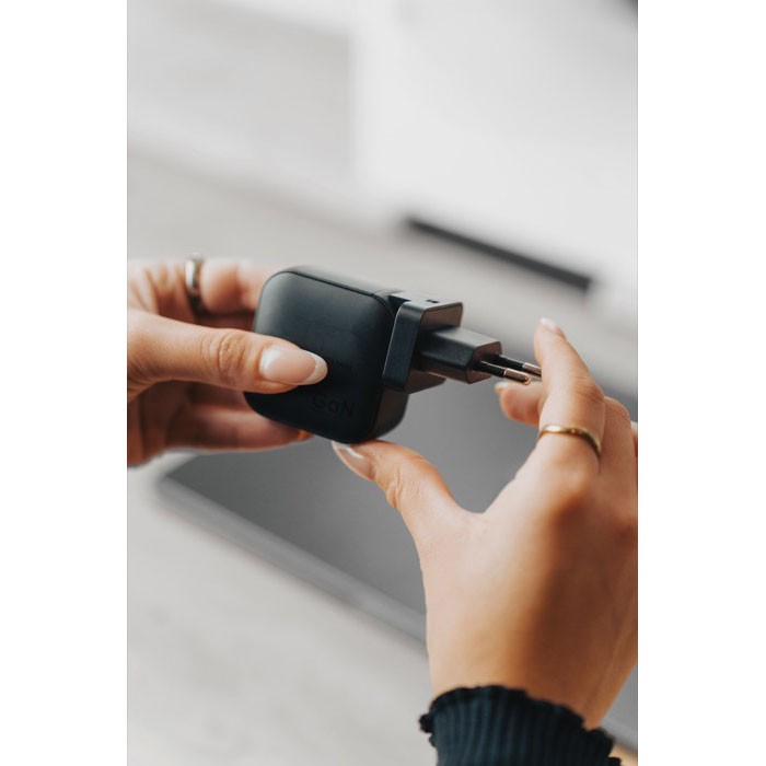 Cargador doble de plástico reciclado con enchufe europeo 20W color negro