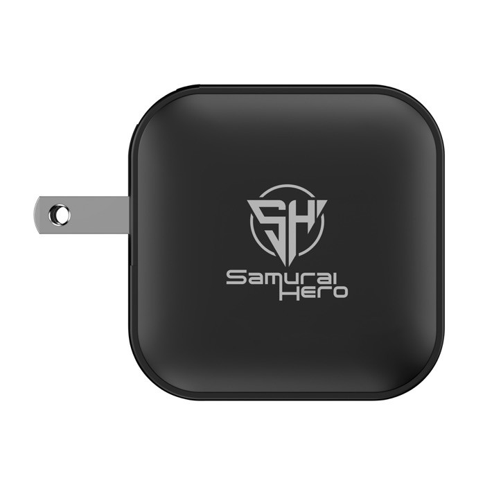 Cargador supperápido para varios países con 3 salidas 70W color negro vista con logo Cargador supperápido para varios países con 3 salidas 70W color negro vista con logo