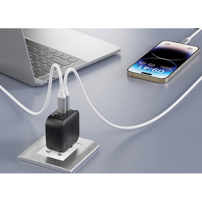 Cargador supperápido para varios países con 3 salidas 70W color negro vista de ambiente Cargador supperápido para varios países con 3 salidas 70W color negro vista de ambiente