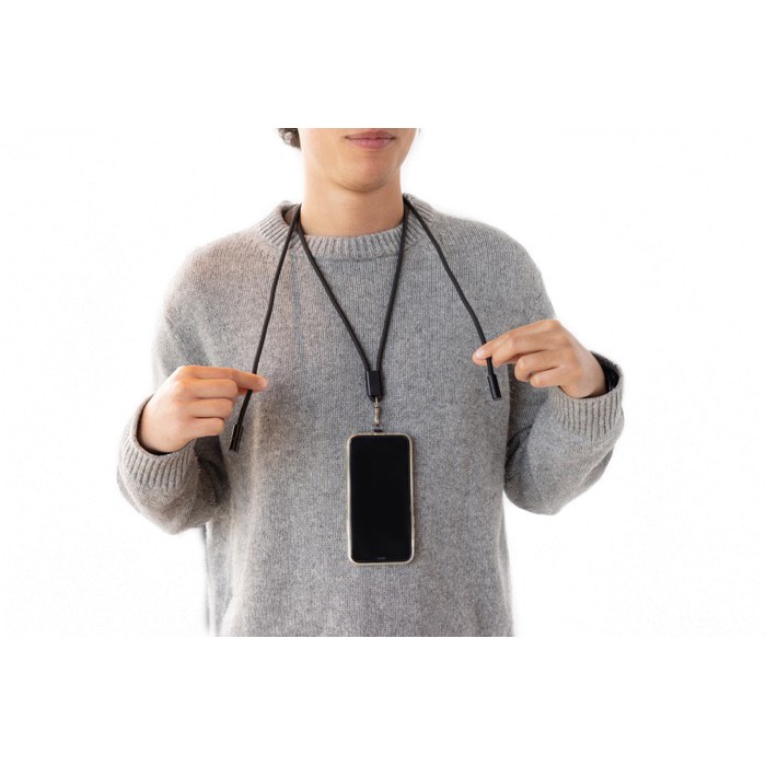 Cable para móvil con USB-C en RPET con correa cuello y carga 60W color negro vista de ambiente