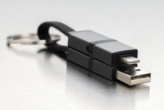 Cable de carga rápida de aluminio reciclado con llavero 4 en 1 color gris vista de ambiente