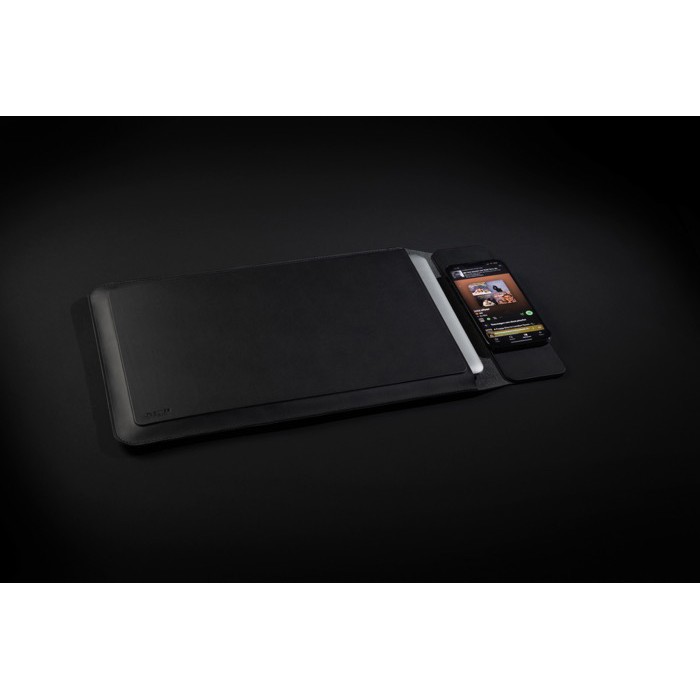 Funda ecológica con cierre y carga magnética para portátiles 15.6” Swiss Peak color negro vista de ambiente