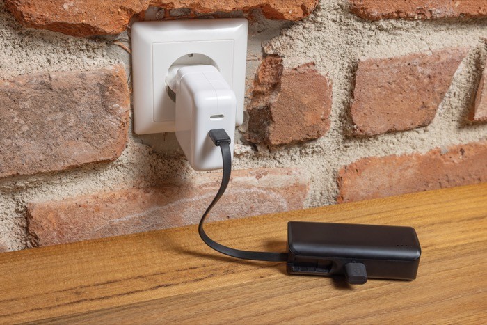 Powerbank portátil de plástico reciclado con cable tipo asa 3.000 mAh color negro Powerbank portátil de plástico reciclado con cable tipo asa 3.000 mAh color negro