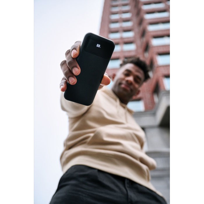 Powerbank con cables integrados pantalla digital 10.000 mAh color negro vista de ambiente Powerbank con cables integrados pantalla digital 10.000 mAh color negro vista de ambiente