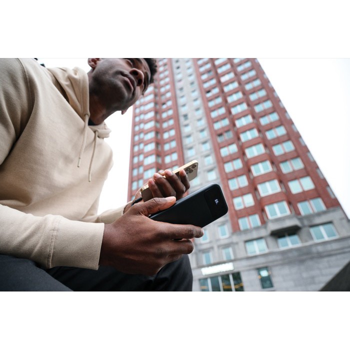 Powerbank con cables integrados pantalla digital 10.000 mAh color negro Powerbank con cables integrados pantalla digital 10.000 mAh color negro
