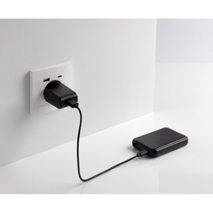 Powerbank inalámbrico magnético plástico reciclado 5.000 mAh color negro séptima vista Powerbank inalámbrico magnético plástico reciclado 5.000 mAh color negro séptima vista