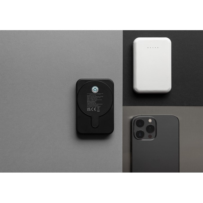 Powerbank inalámbrico magnético plástico reciclado 5.000 mAh color negro vista de ambiente Powerbank inalámbrico magnético plástico reciclado 5.000 mAh color negro vista de ambiente