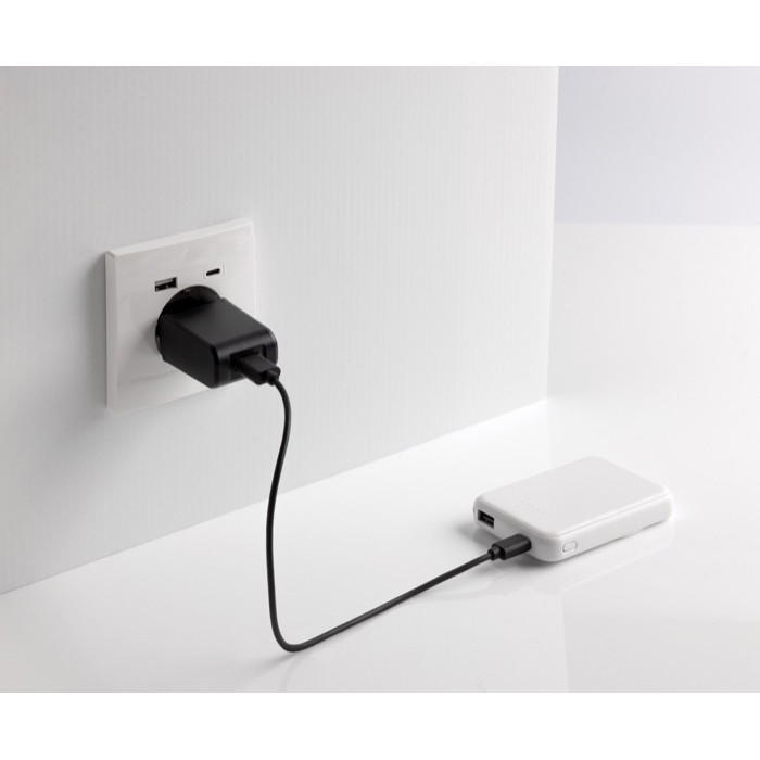 Powerbank inalámbrico magnético plástico reciclado 5.000 mAh color blanco séptima vista Powerbank inalámbrico magnético plástico reciclado 5.000 mAh color blanco séptima vista