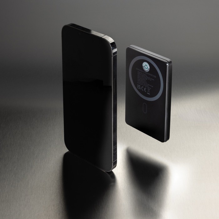 Powerbank con carga inalámbrica magnética indicador 5.000 mAh color negro vista de ambiente Powerbank con carga inalámbrica magnética indicador 5.000 mAh color negro vista de ambiente