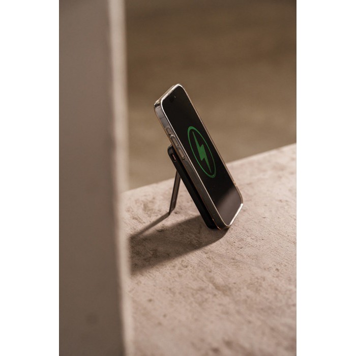 Powerbank 5 en 1 ecológica con cables de carga y soporte 5.000 mAh color negro vista de ambiente