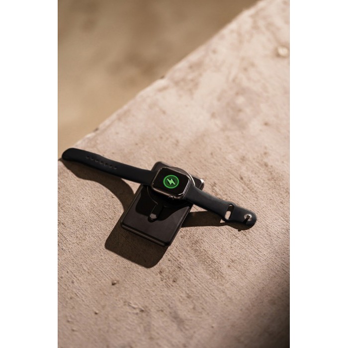 Powerbank 5 en 1 ecológica con cables de carga y soporte 5.000 mAh color negro vista de ambiente 2