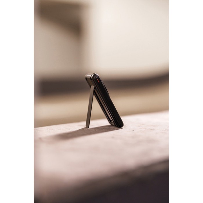 Powerbank 5 en 1 ecológica con cables de carga y soporte 5.000 mAh color negro vista de ambiente 3