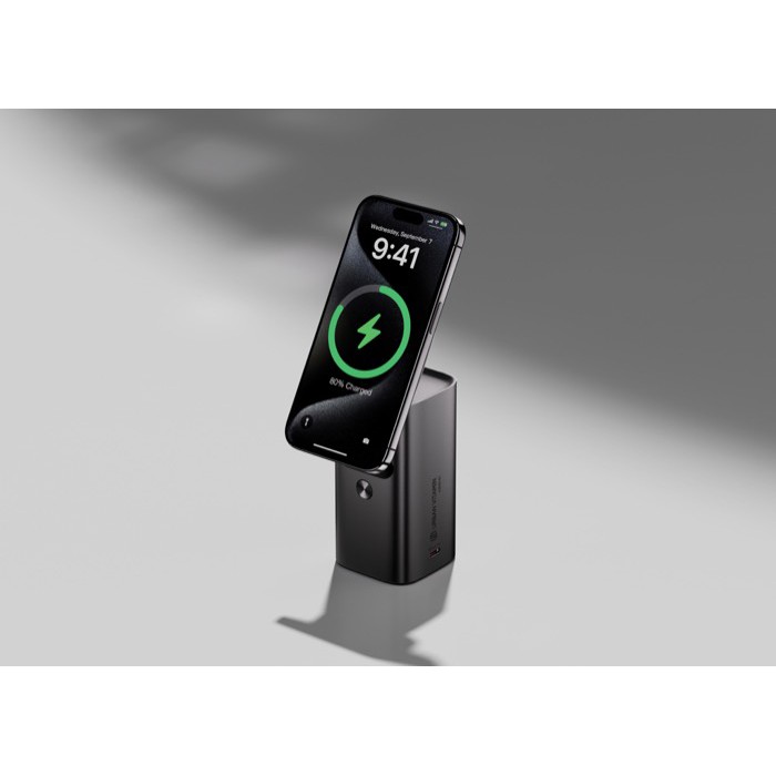 Powerbank de aluminio resistente y pantalla HQ a color 15.000 mAh color gris vista de ambiente