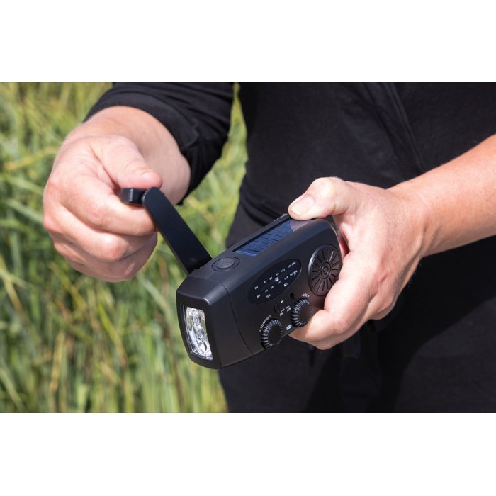 Radio de emergencia multifunción ABS reciclado con manivela 1.800 mAh color negro vista de ambiente