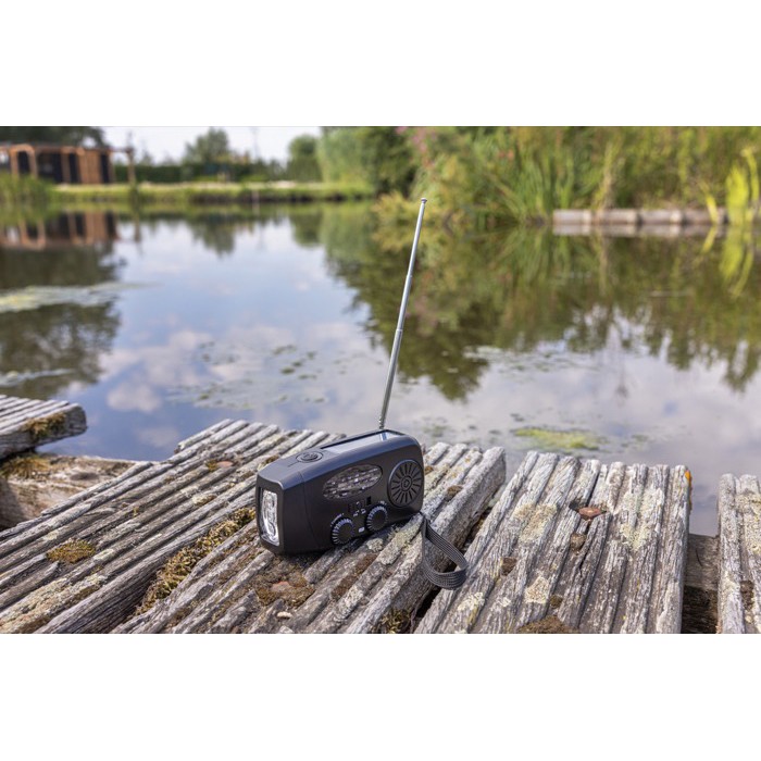 Radio de emergencia multifunción ABS reciclado con manivela 1.800 mAh color negro vista de ambiente 2