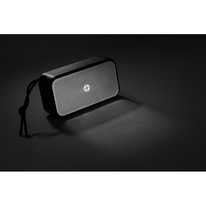 Altavoz BT 5.3 en aluminio reciclado con graves potentes 10W Swiss Peak color gris vista de ambiente