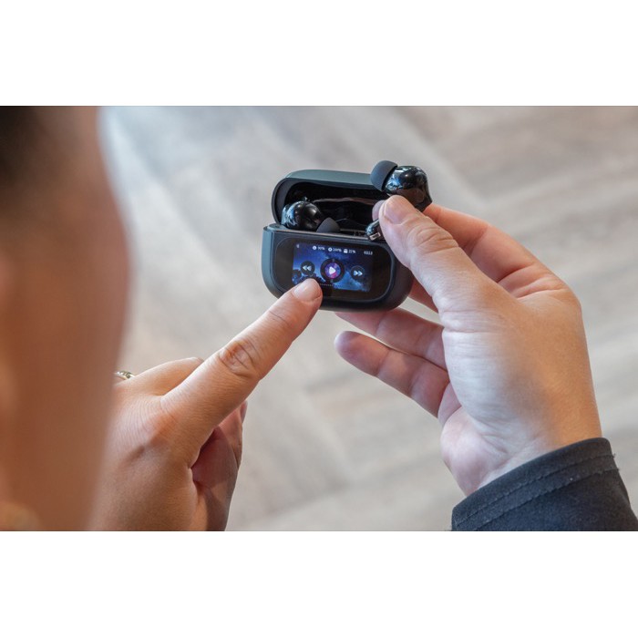 Auriculares inalámbricos con pantalla táctil y función llamada color negro vista de ambiente Auriculares inalámbricos con pantalla táctil y función llamada color negro vista de ambiente