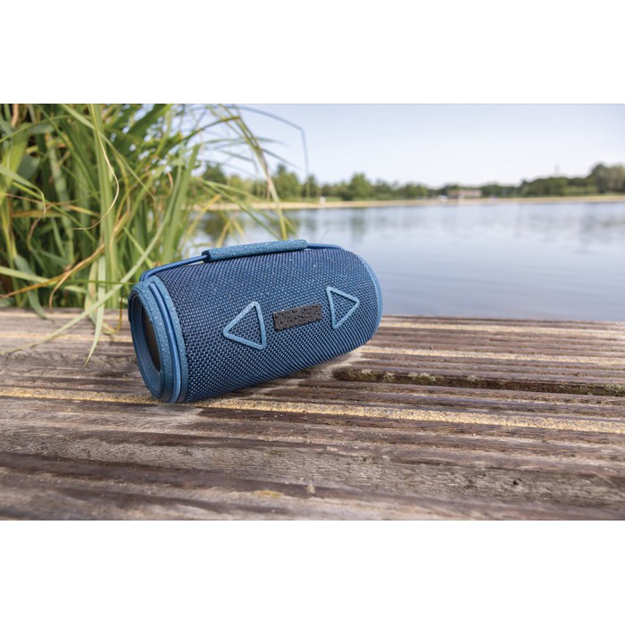 Altavoz BT 5.3 en plástico reciclado con resistencia IPX4 16W color azul vista de ambiente