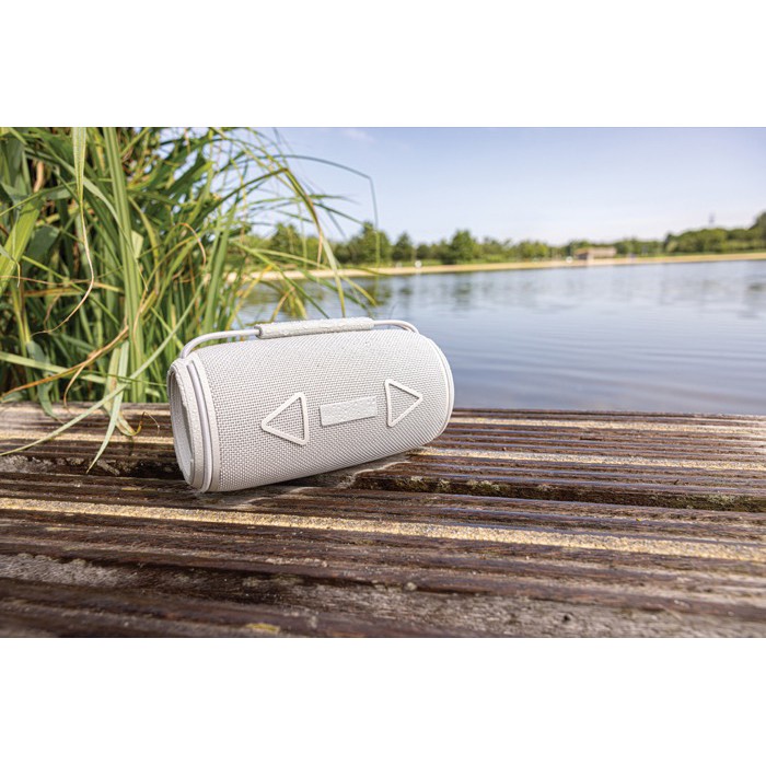 Altavoz BT 5.3 en plástico reciclado con resistencia IPX4 16W color gris vista de ambiente