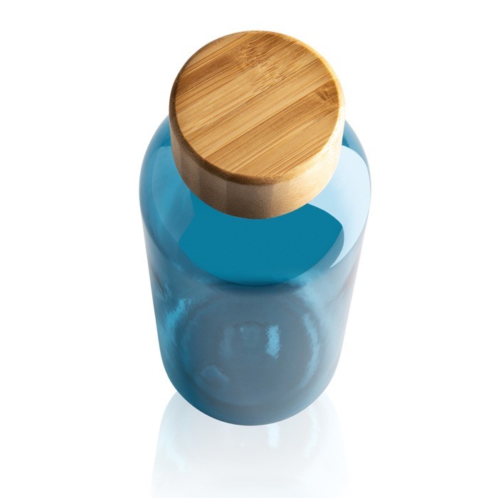 Botella de plástico reciclado tapón de bambú color azul tercera vista Botella de plástico reciclado tapón de bambú color azul tercera vista