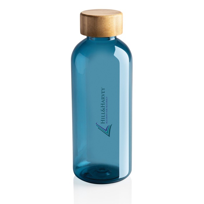 Botella de plástico reciclado tapón de bambú color azul segunda vista con logo Botella de plástico reciclado tapón de bambú color azul segunda vista con logo