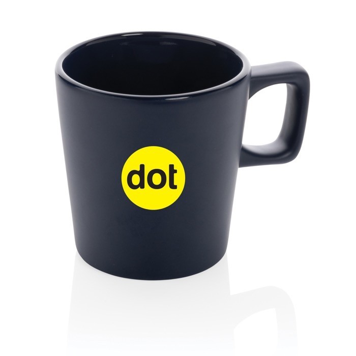 Taza de cerámica con interior brillante color azul marino vista con logo