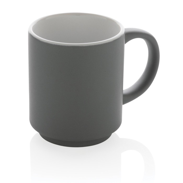 Taza de diseño disponible en varios colores color gris