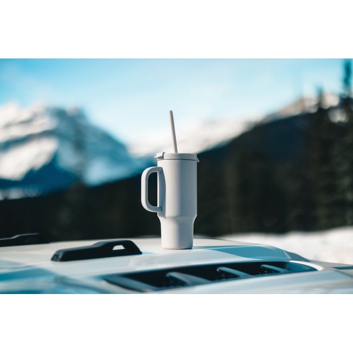 Vaso térmico de acero inoxidable reciclado con pajita y asa 480 ml color gris vista de ambiente