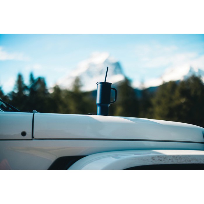 Vaso térmico de acero inoxidable reciclado con pajita y asa 480 ml color azul marino vista de ambiente