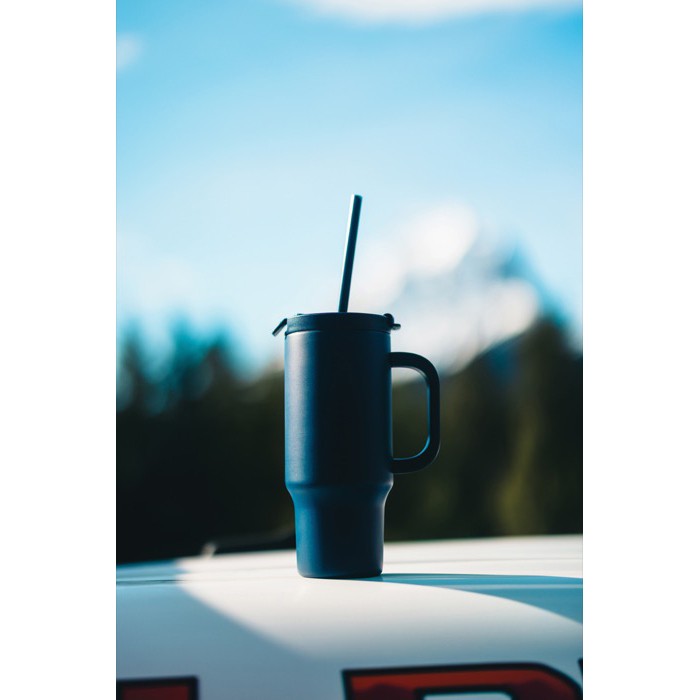 Vaso térmico de acero inoxidable reciclado con pajita y asa 480 ml color azul marino vista de ambiente 2