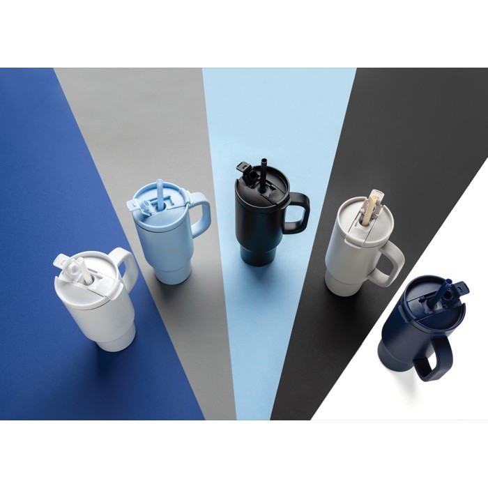 Vaso térmico de acero inoxidable reciclado con pajita y asa 480 ml color azul marino vista de ambiente 3