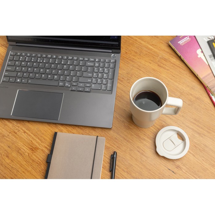 Taza premium de cerámica con asa ergonómica y tapa antigoteo 490 ml color gris vista de ambiente