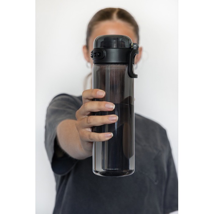 Botella deportiva en RPET con tapa antigoteo y pajita 800 ml color negro vista de ambiente 3