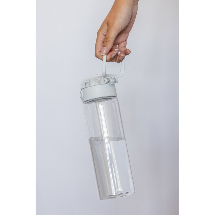 Botella deportiva en RPET con tapa antigoteo y pajita 800 ml color blanco vista de ambiente 2