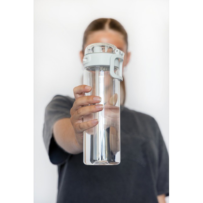 Botella deportiva en RPET con tapa antigoteo y pajita 800 ml color blanco vista de ambiente 3