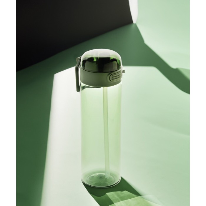 Botella deportiva en RPET con tapa antigoteo y pajita 800 ml color verde vista de ambiente
